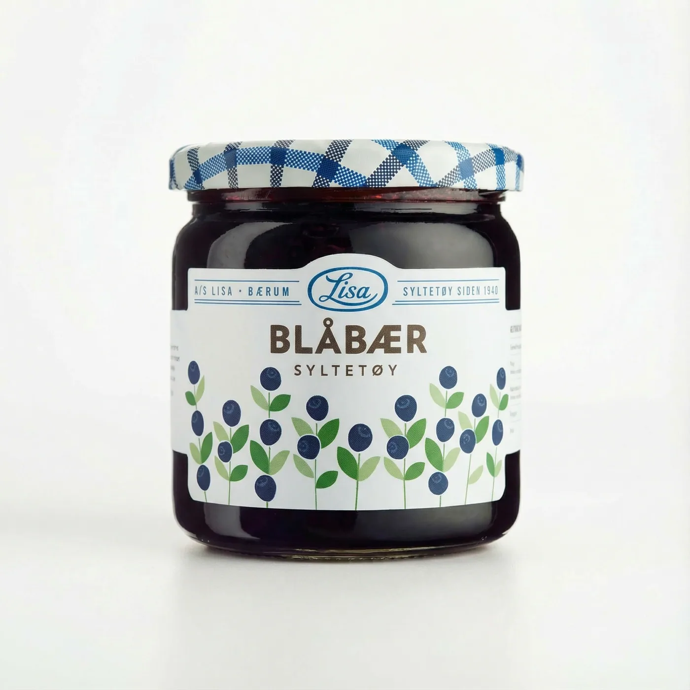 Glass med blåsvart blåbærsyltetøy med hele bær og Lisa-etikett på fronten