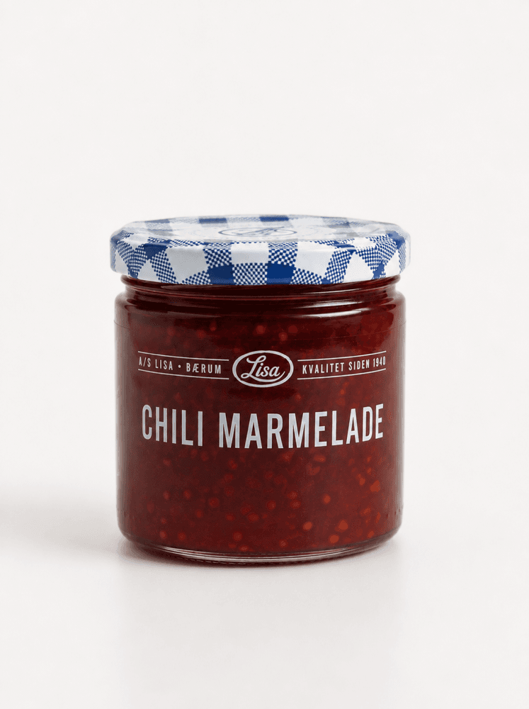 Lite glass med rødlig chilimarmelade med synlige biter av paprika og løk, med Lisa-etikett