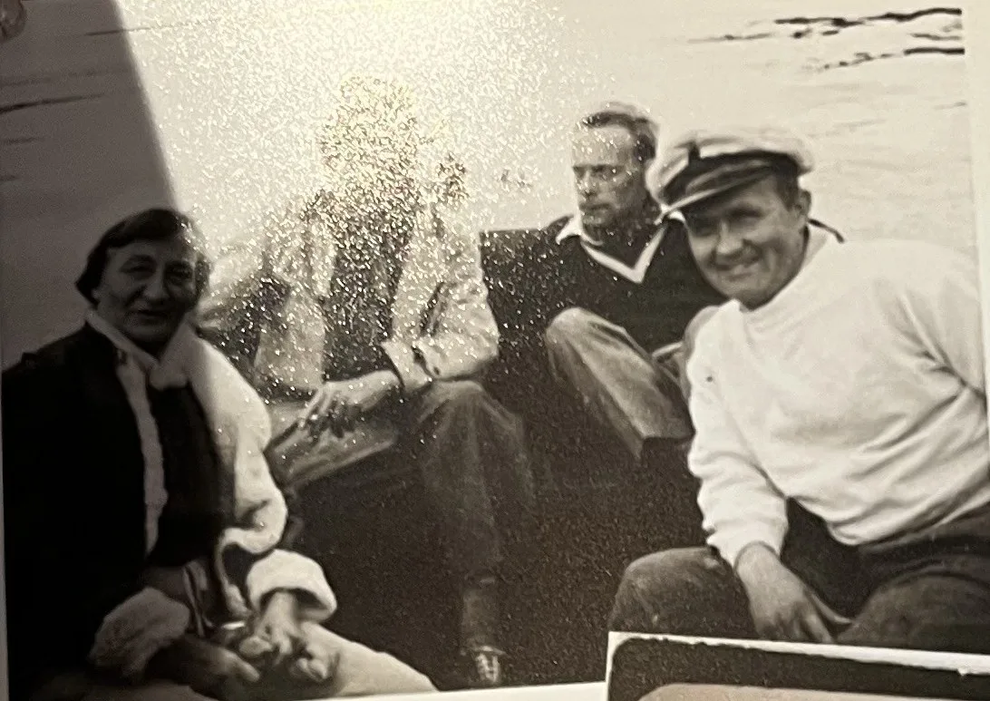 Familien på båttur, sorthvitt fotografi