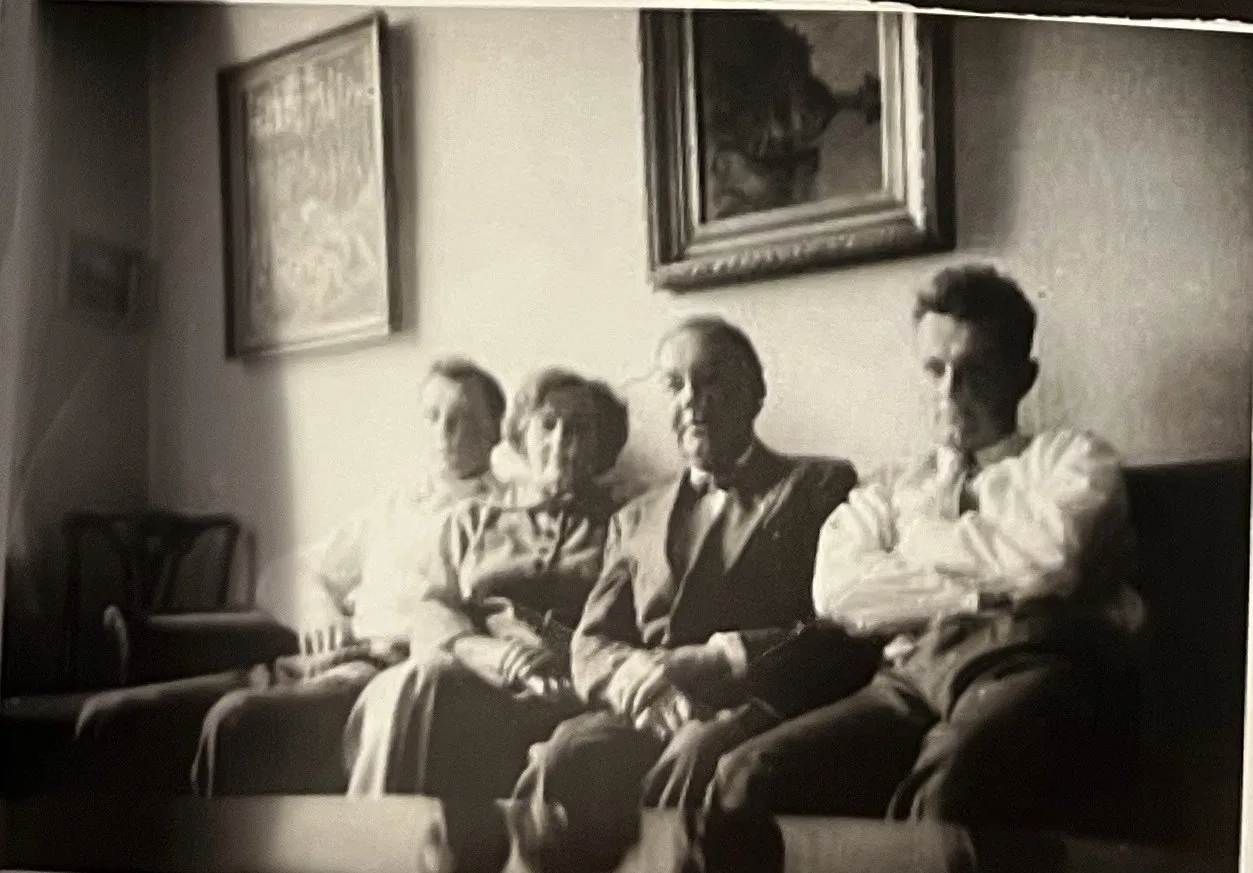 Familien samlet i en sofa, sorthvitt fotografi