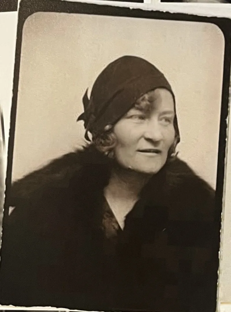 Studioportrett av en kvinne med hatt og pelskrage
