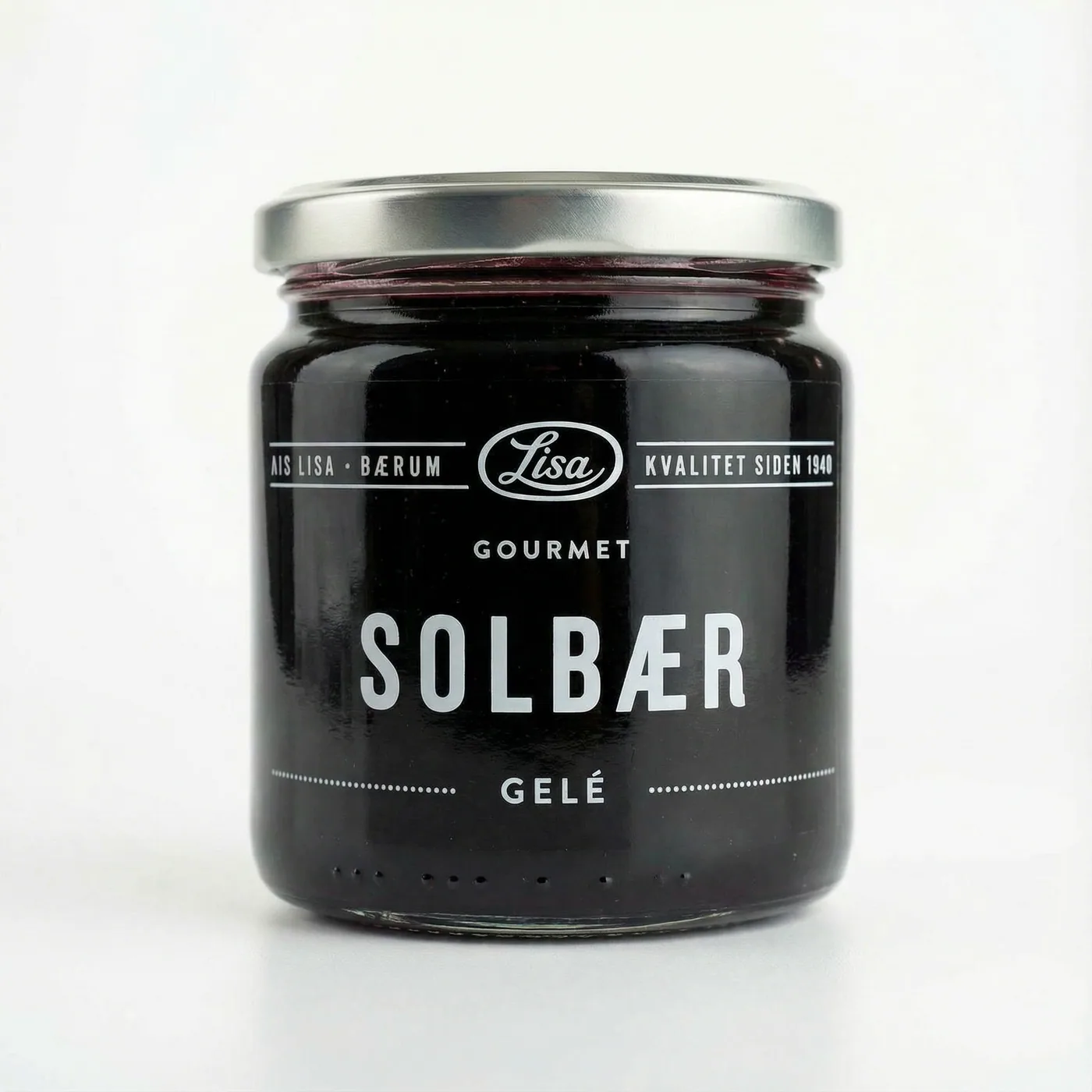 Glass med mørk, nesten svartblå solbærgelé fra Lisa Gourmet på lyst bord